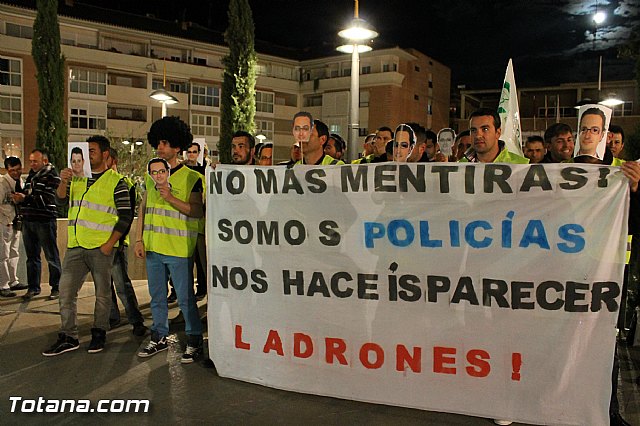Manifestación de la Policía Local frente al Consejero de Presidencia y autoridades municipales (Miércoles Santo) - 15 Manifestación de la Policía Local frente al Consejero de Presidencia y autoridades municipales (Miércoles Santo) - 15