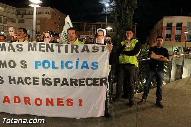 Manifestación de la Policía Local frente al Consejero de Presidencia y autoridades municipales (Miércoles Santo) - 16 Manifestación de la Policía Local frente al Consejero de Presidencia y autoridades municipales (Miércoles Santo) - 16